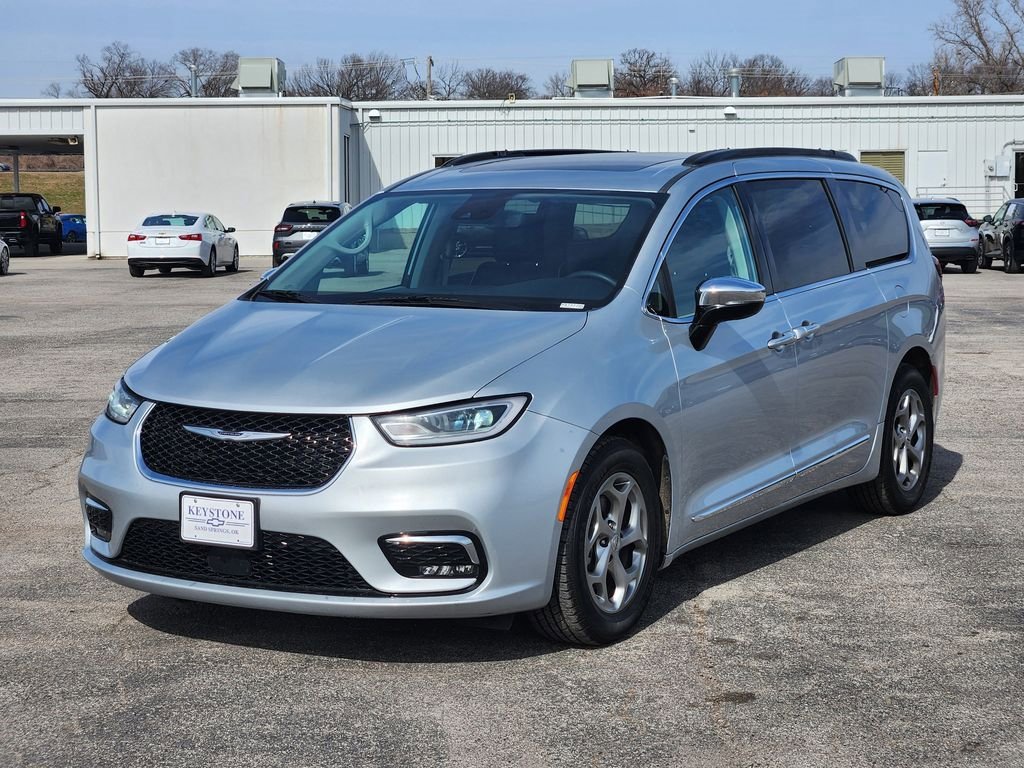 Used 2023 Chrysler Pacifica Limited image 3