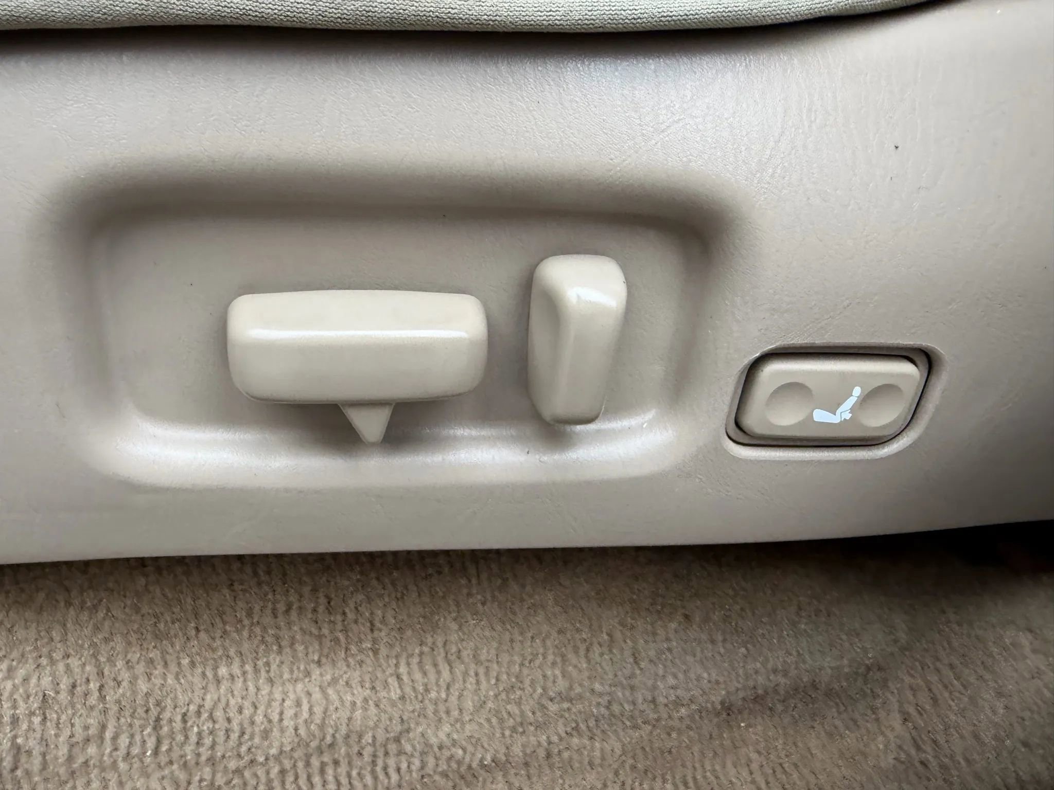 Used 2000 Toyota Land Cruiser Sport Utility 4D image 12