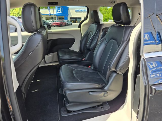 Used 2023 Chrysler Pacifica Touring-L FWD image 12