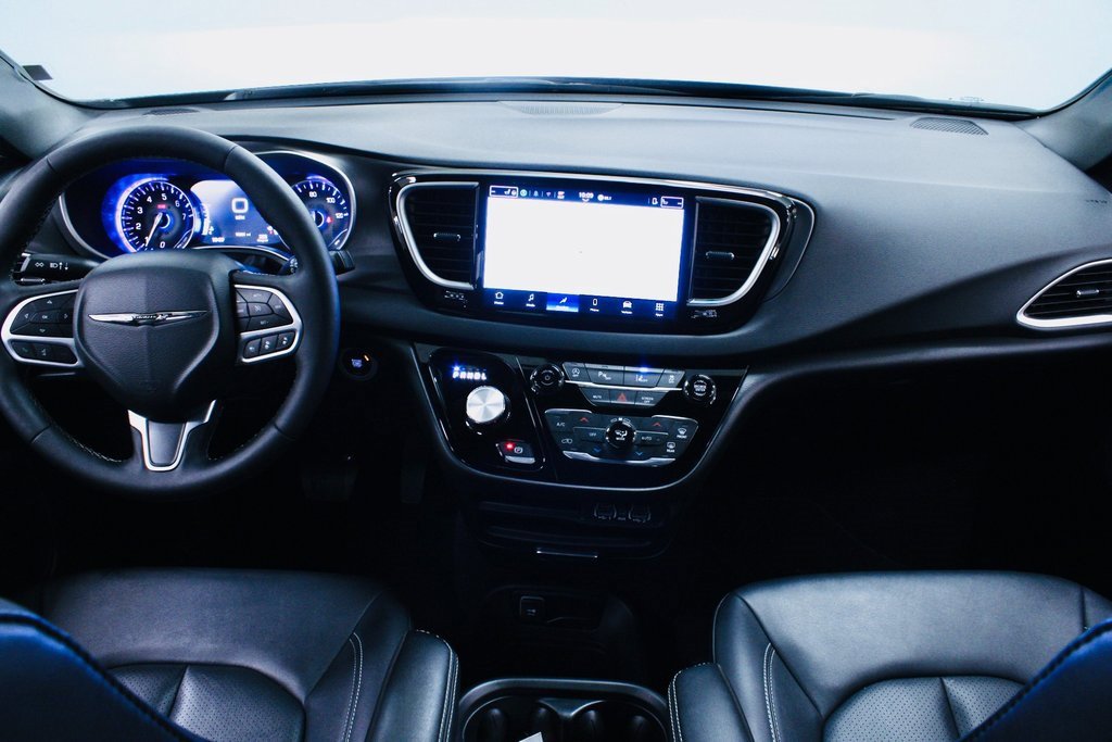 Used 2025 Chrysler Pacifica Select image 28