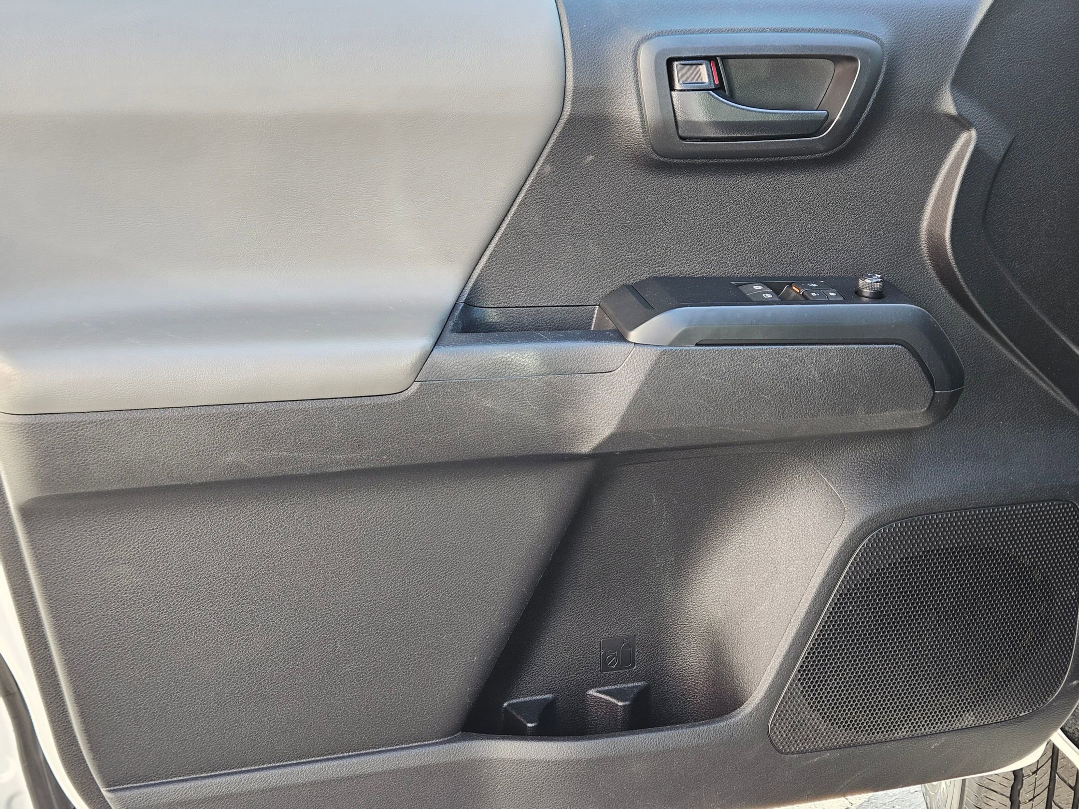 Used 2022 Toyota Tacoma SR image 17