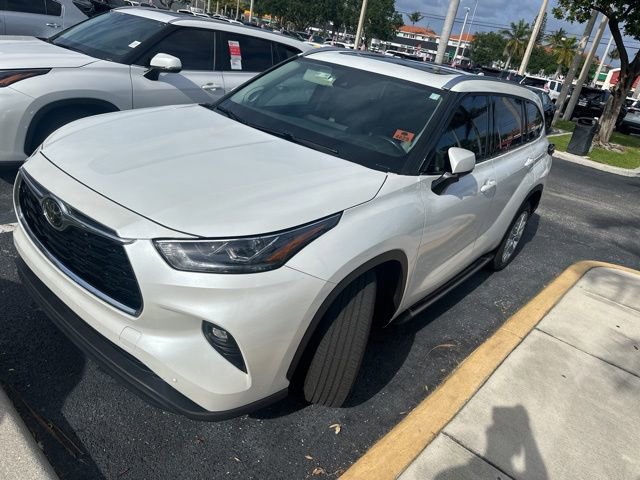 Used 2023 Toyota Highlander Limited FWD image 1