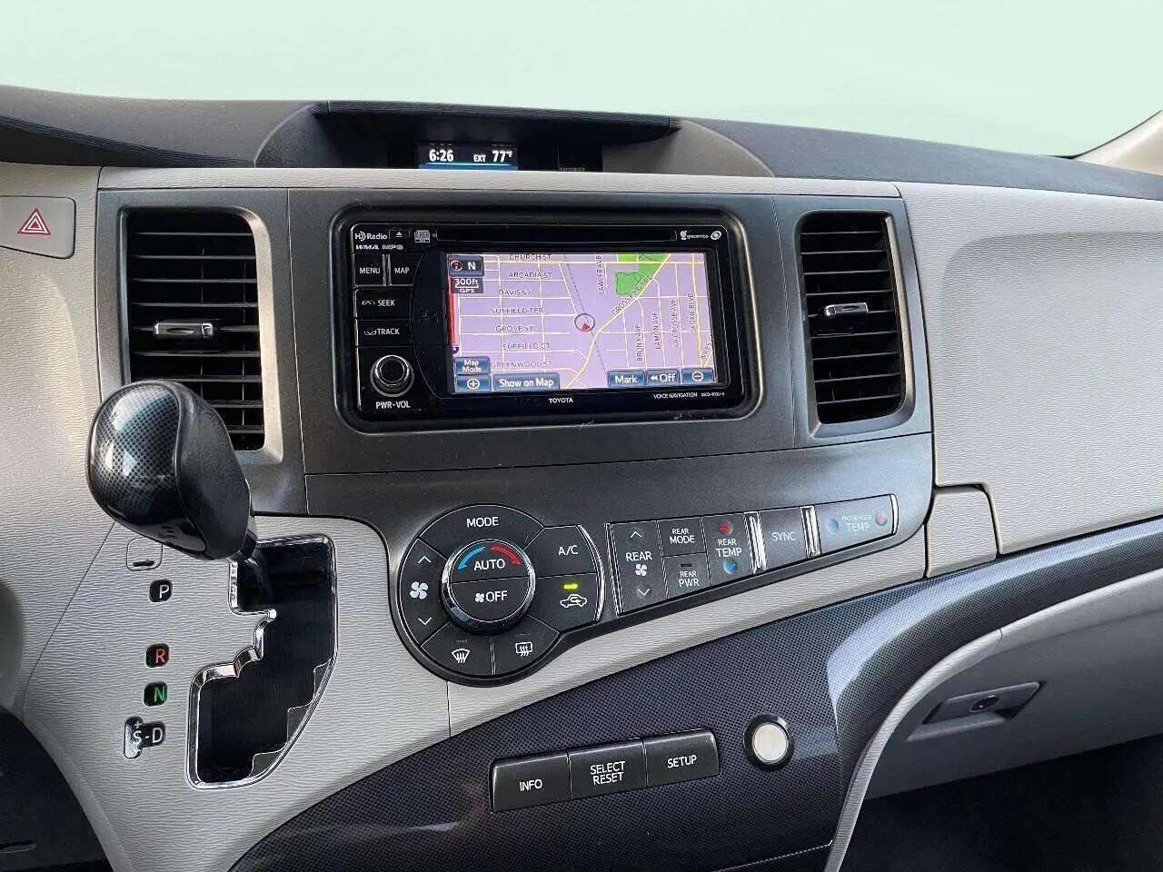 Used 2014 Toyota Sienna SE image 29