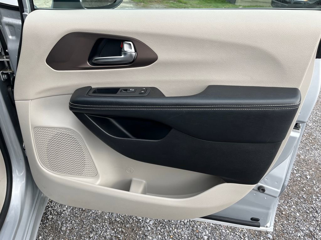 Used 2023 Chrysler Voyager LX image 27