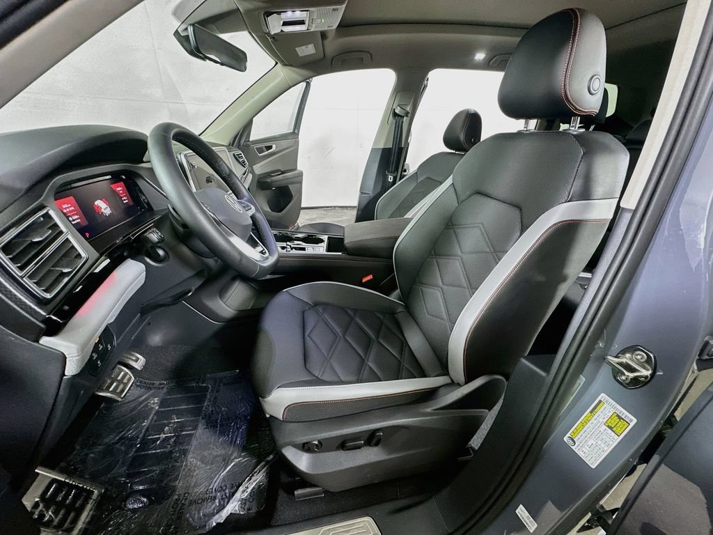 Used 2025 Volkswagen Atlas Peak Edition SE AWD/4WD image 16