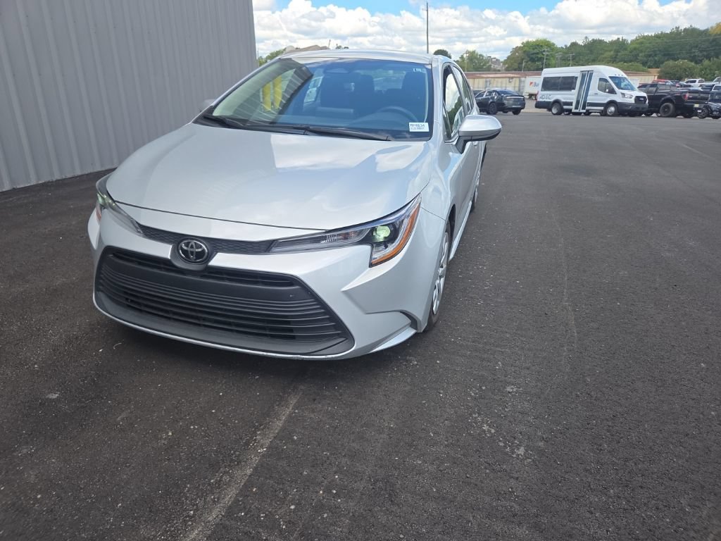 Used 2025 Toyota Corolla LE FWD image 3
