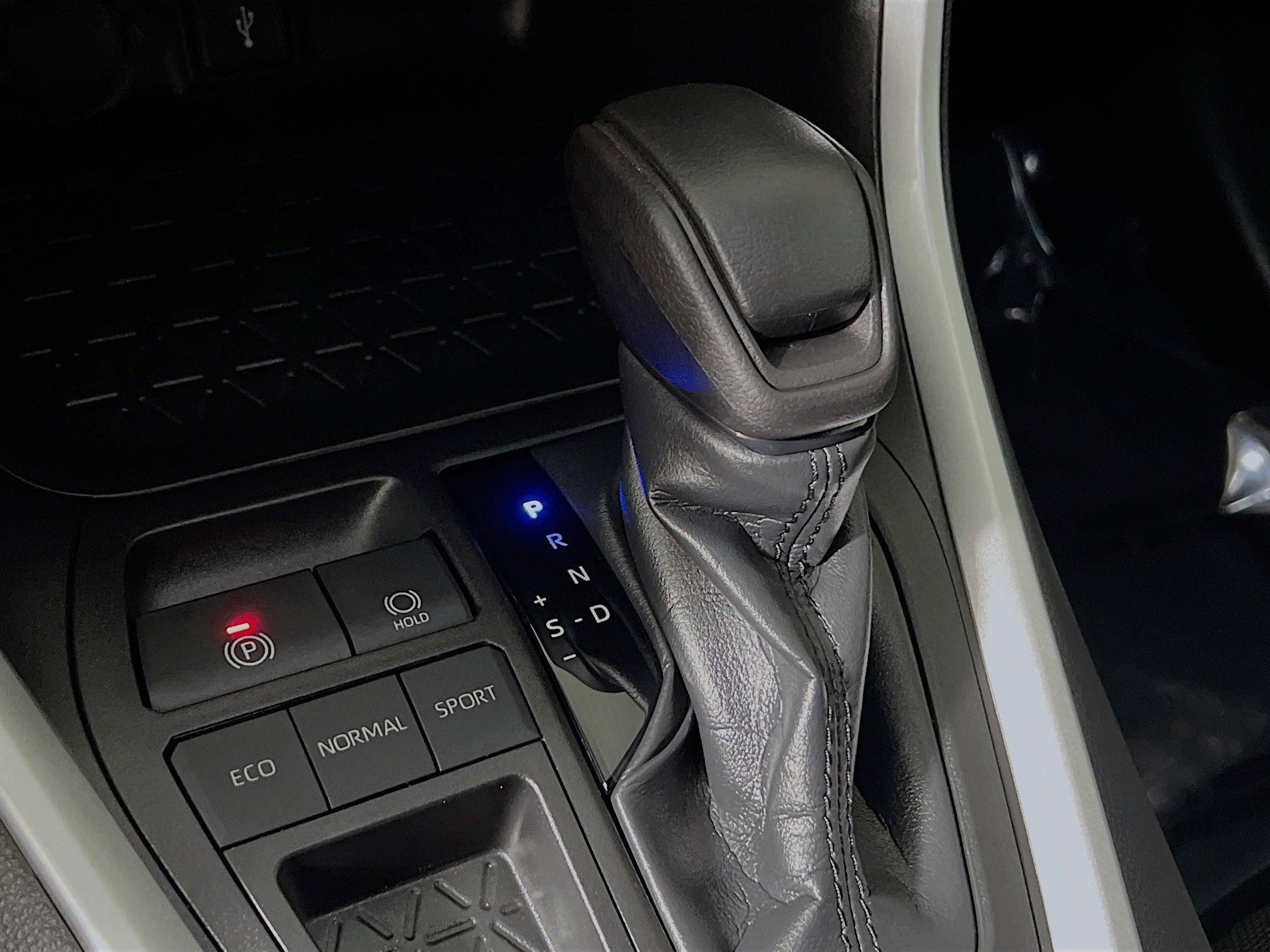 Used 2021 Toyota RAV4 LE image 24