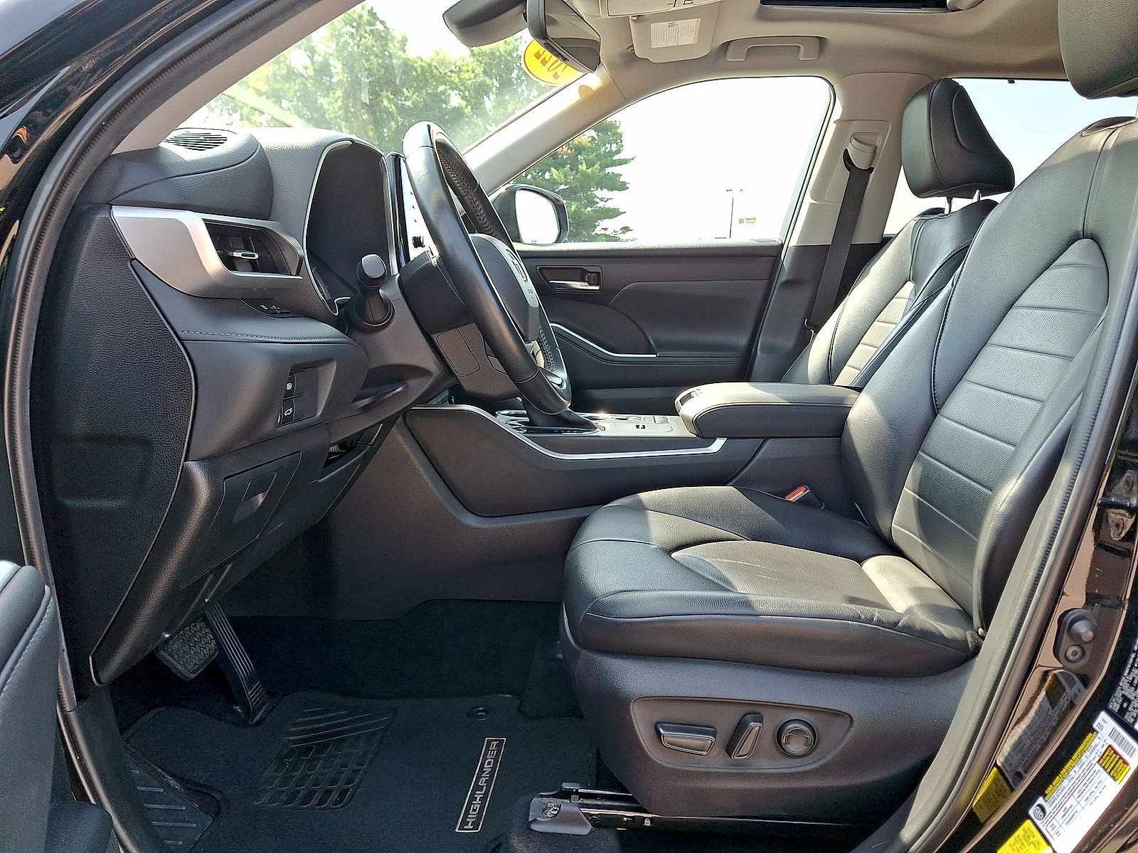 Used 2022 Toyota Highlander XLE AWD/4WD image 11