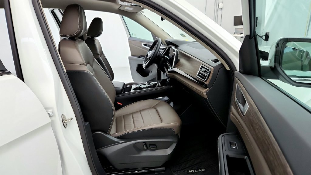 Used 2024 Volkswagen Atlas SEL AWD/4WD image 17
