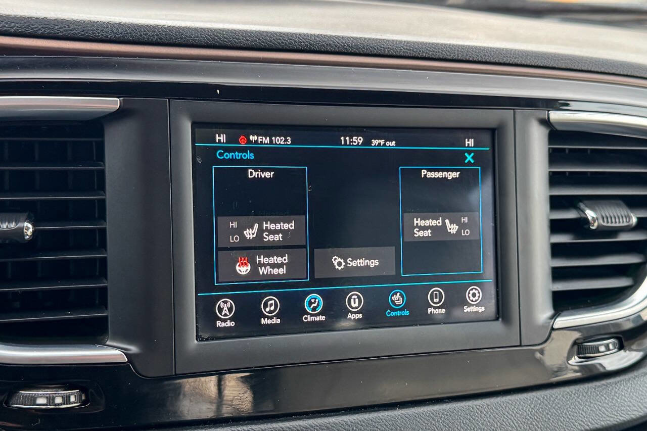 Used 2019 Chrysler Pacifica Touring-L image 28