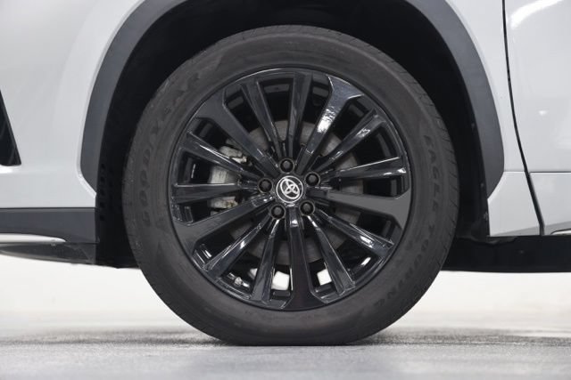 Used 2024 Toyota Highlander XSE FWD image 11