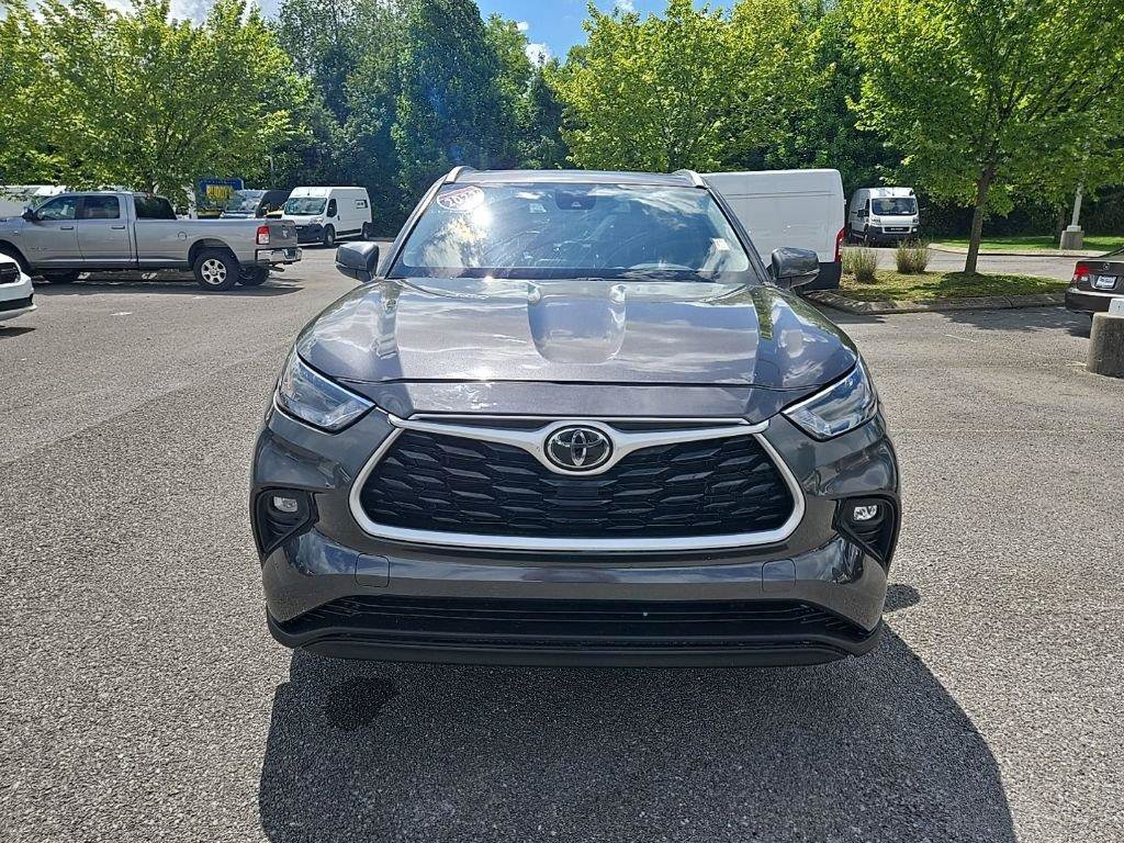 Used 2022 Toyota Highlander XLE FWD image 2