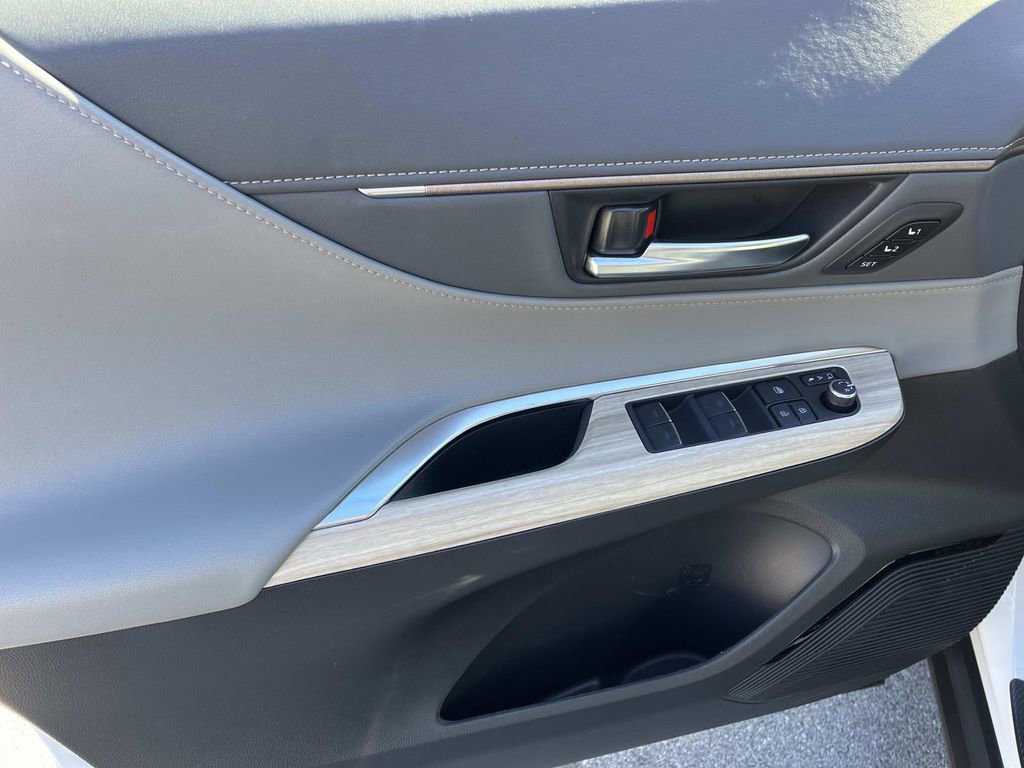 Used 2024 Toyota Venza XLE image 27