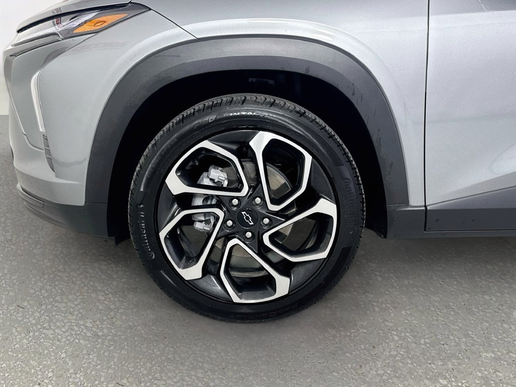 Used 2025 Chevrolet Trax RS w/ Sunroof Package FWD image 32