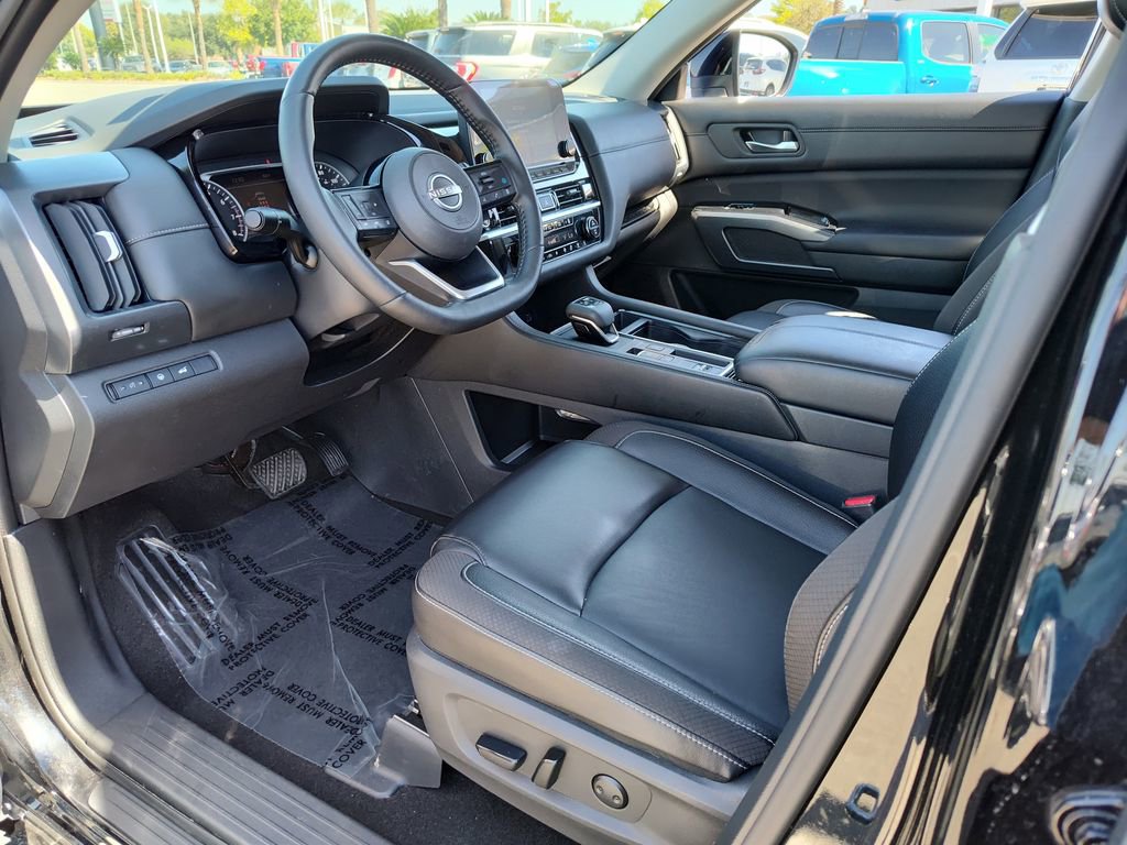 Used 2024 Nissan Pathfinder SL image 2