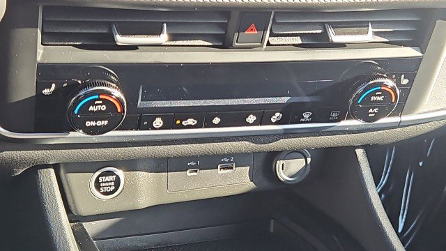 Used 2023 Nissan Rogue SV w/ SV Premium B Package FWD image 17