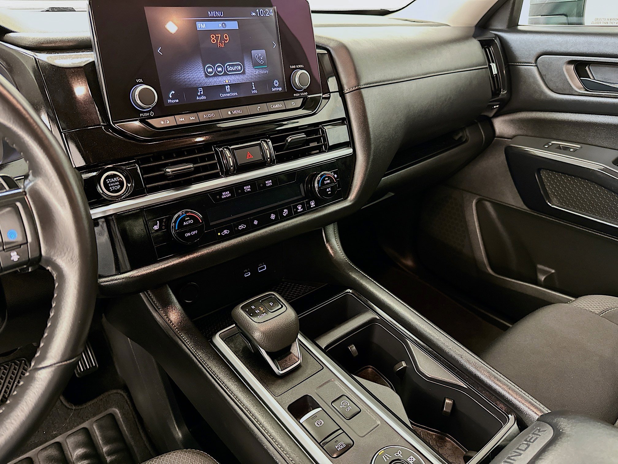 Used 2024 Nissan Pathfinder SV image 25