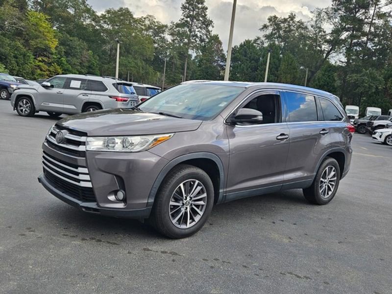 Used 2019 Toyota Highlander XLE image 3