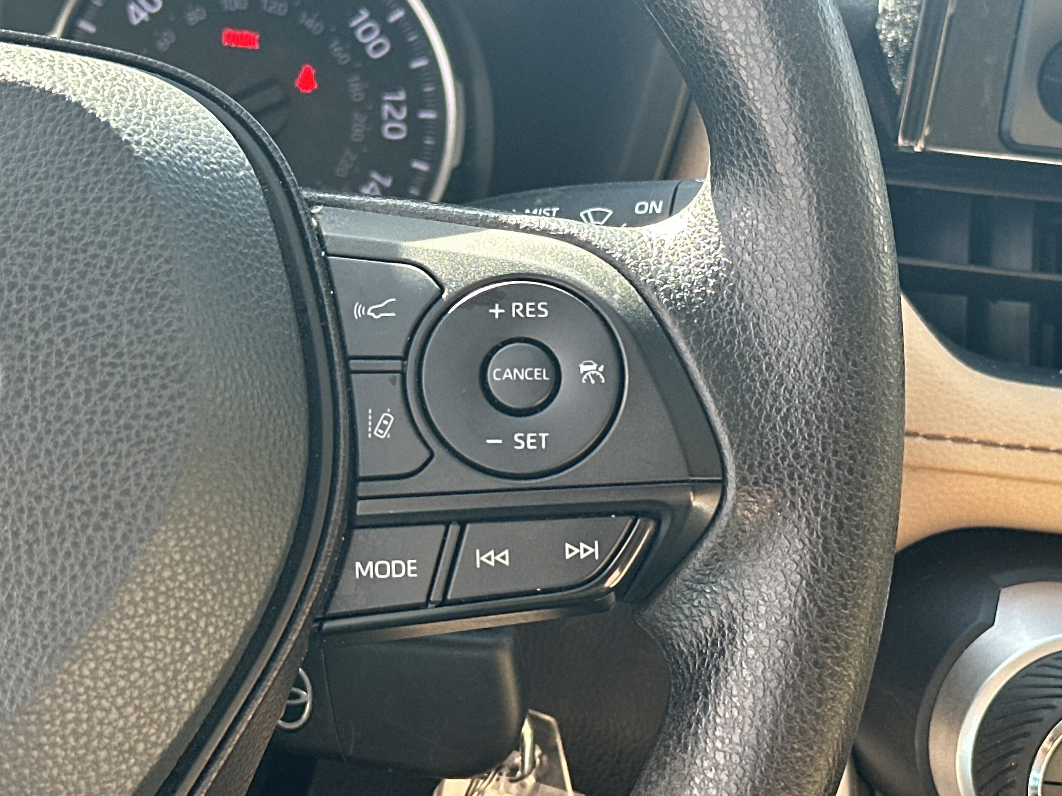 Used 2022 Toyota RAV4 LE AWD/4WD image 17