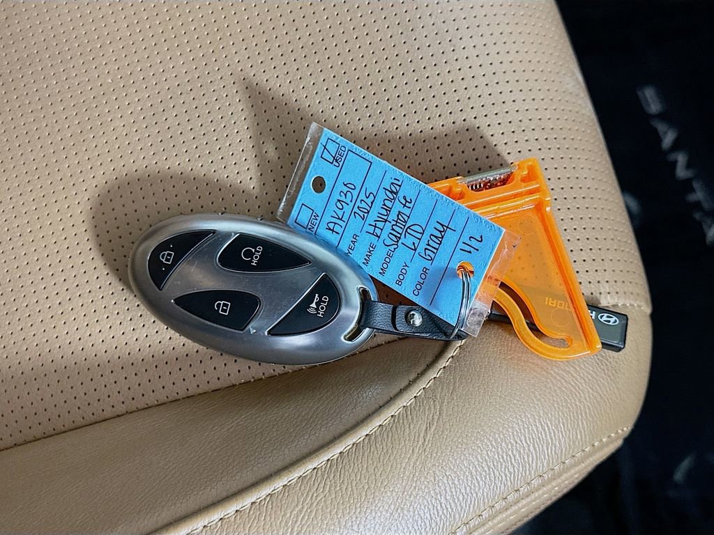 Used 2025 Hyundai Santa Fe Limited image 34