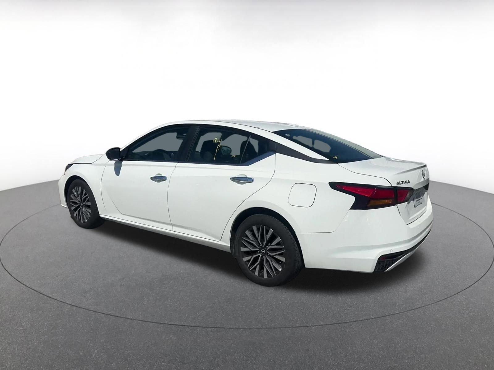 Used 2025 Nissan Altima 2.5 SV FWD image 10