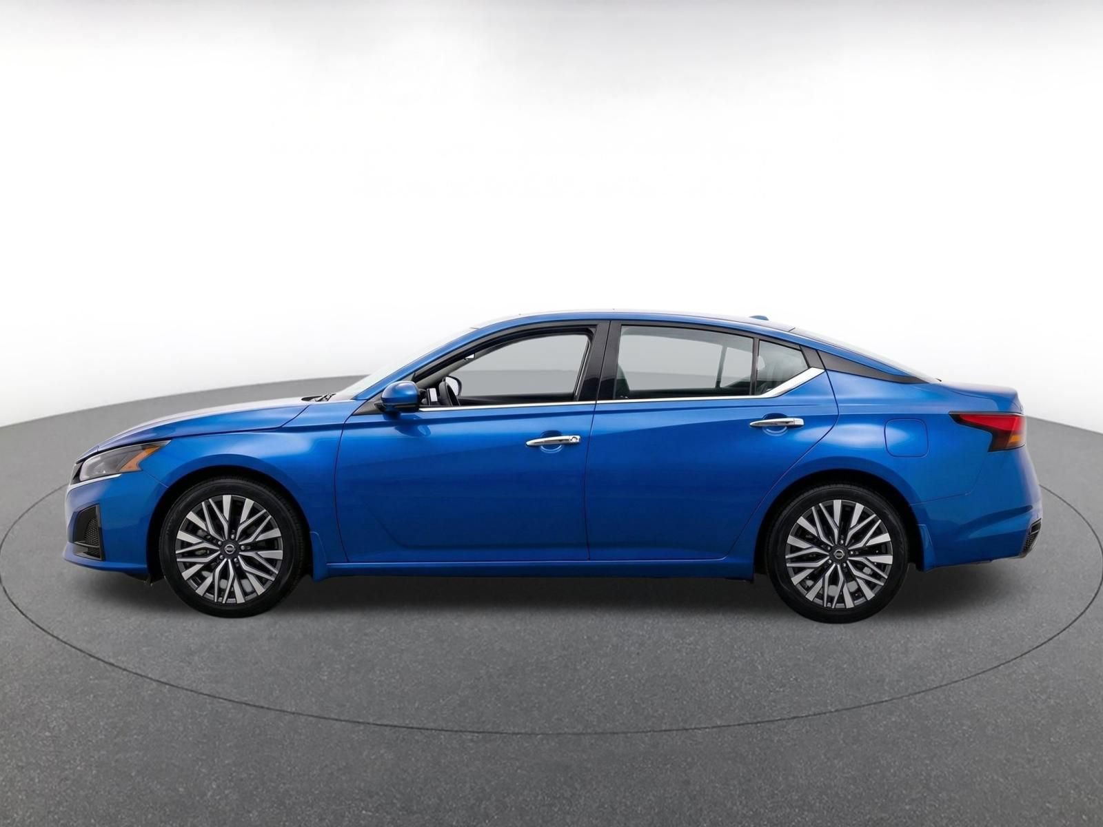Used 2025 Nissan Altima 2.5 SV FWD image 4