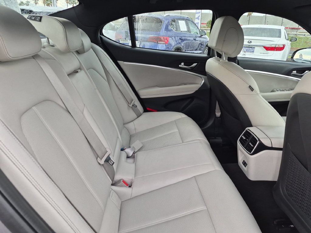 Used 2025 Genesis G70 2.5T RWD image 30