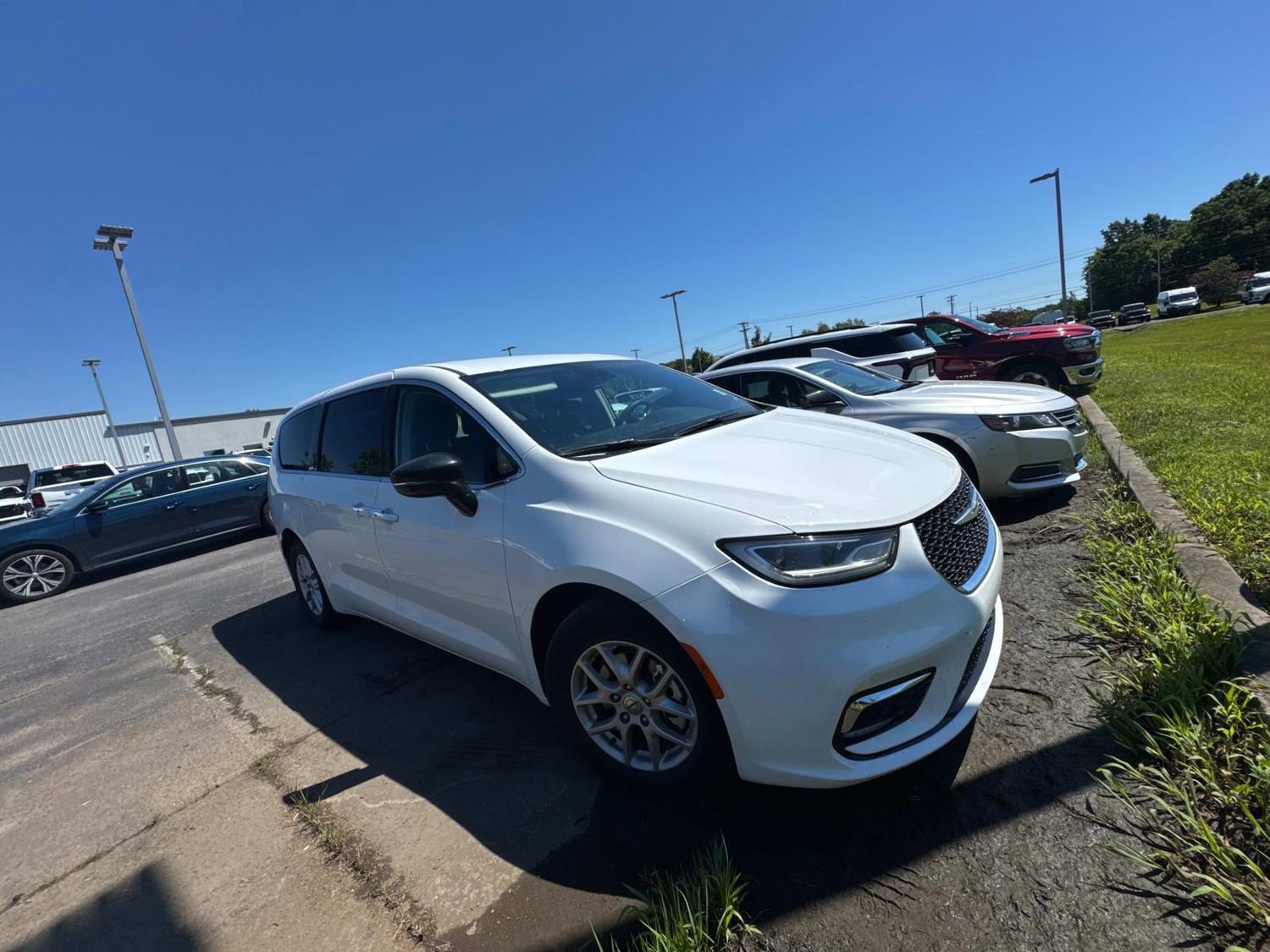 Used 2024 Chrysler Pacifica Touring-L FWD image 4