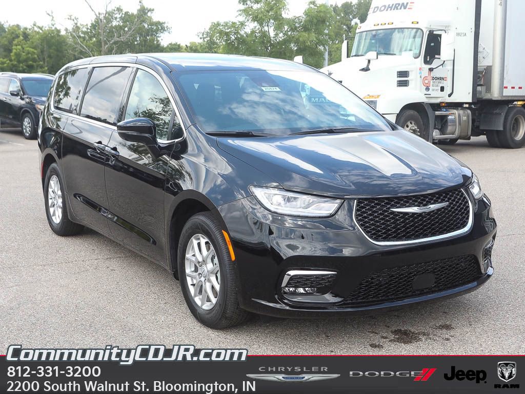 New 2025 Chrysler Pacifica Select