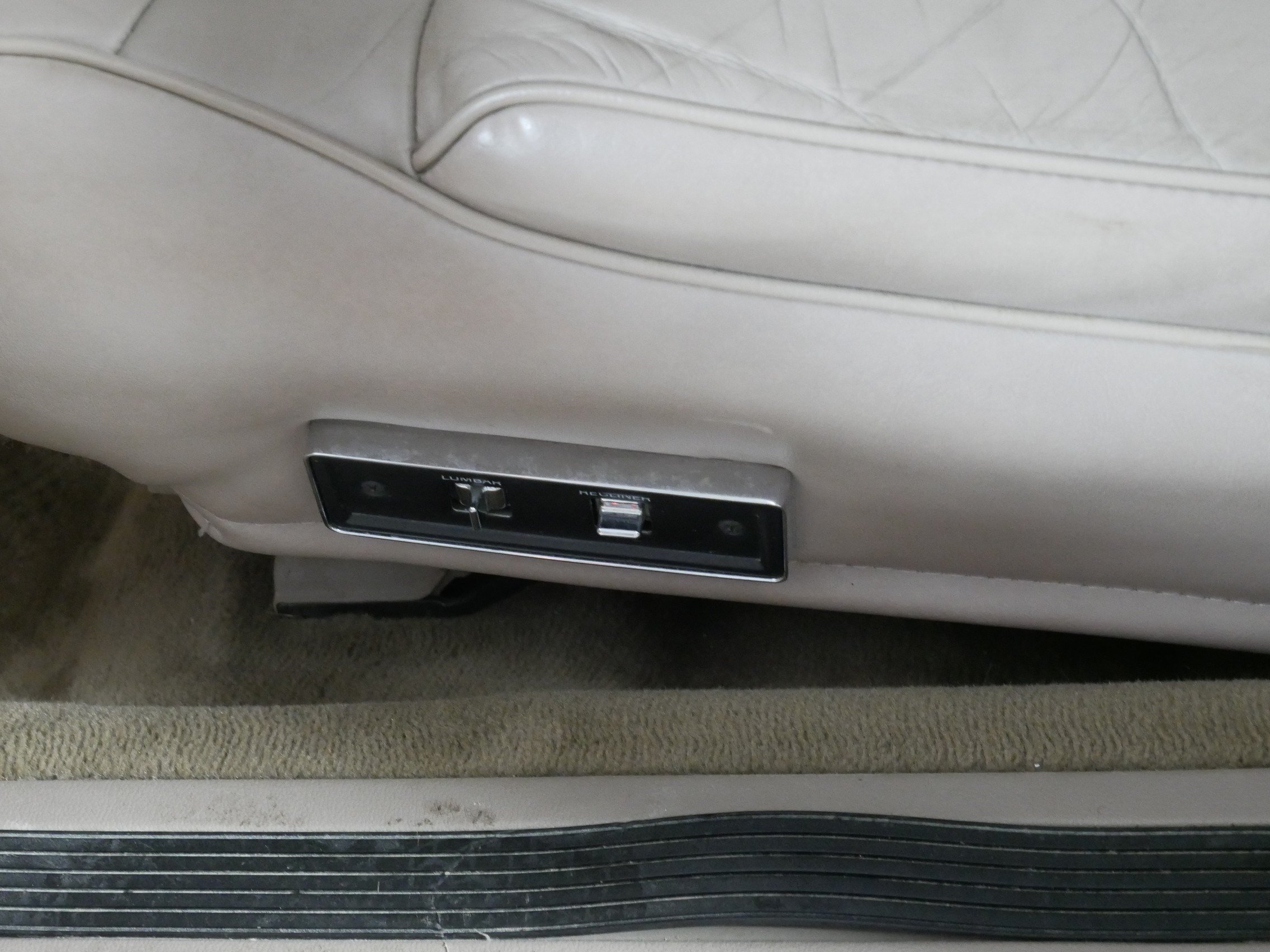 Used 1993 Lincoln Town Car Signature RWD image 20