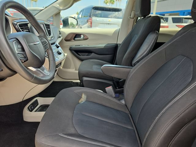 Used 2022 Chrysler Voyager LX FWD image 15
