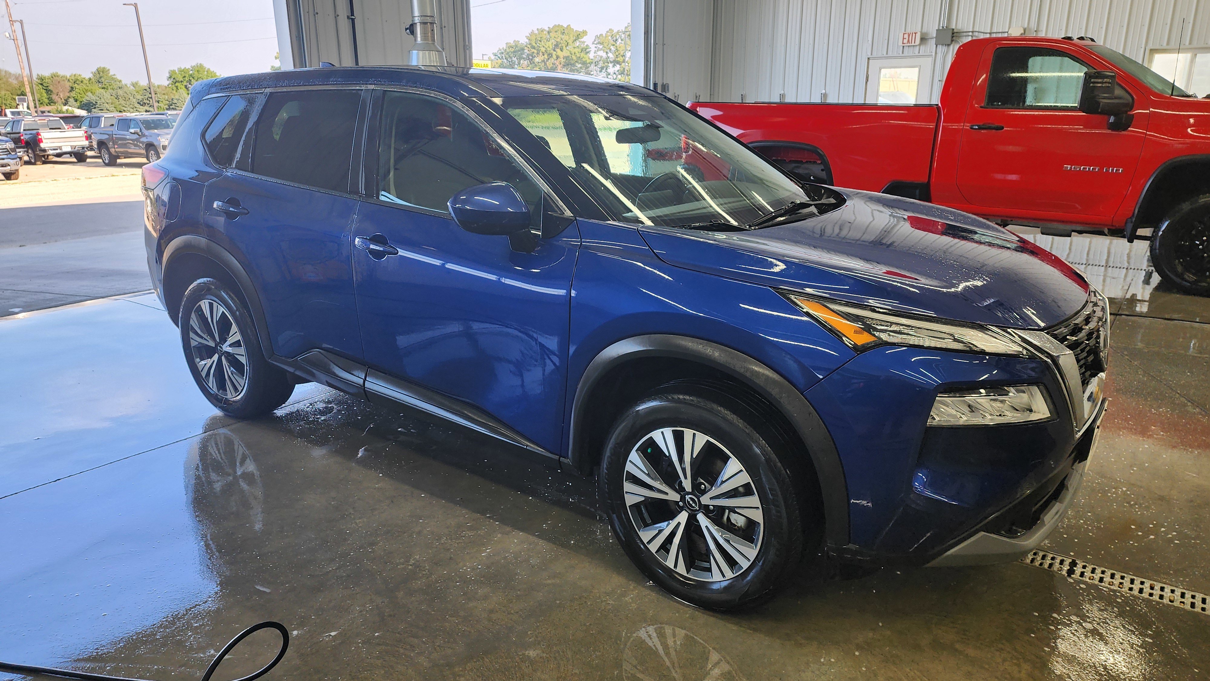 Used 2023 Nissan Rogue SV image 3