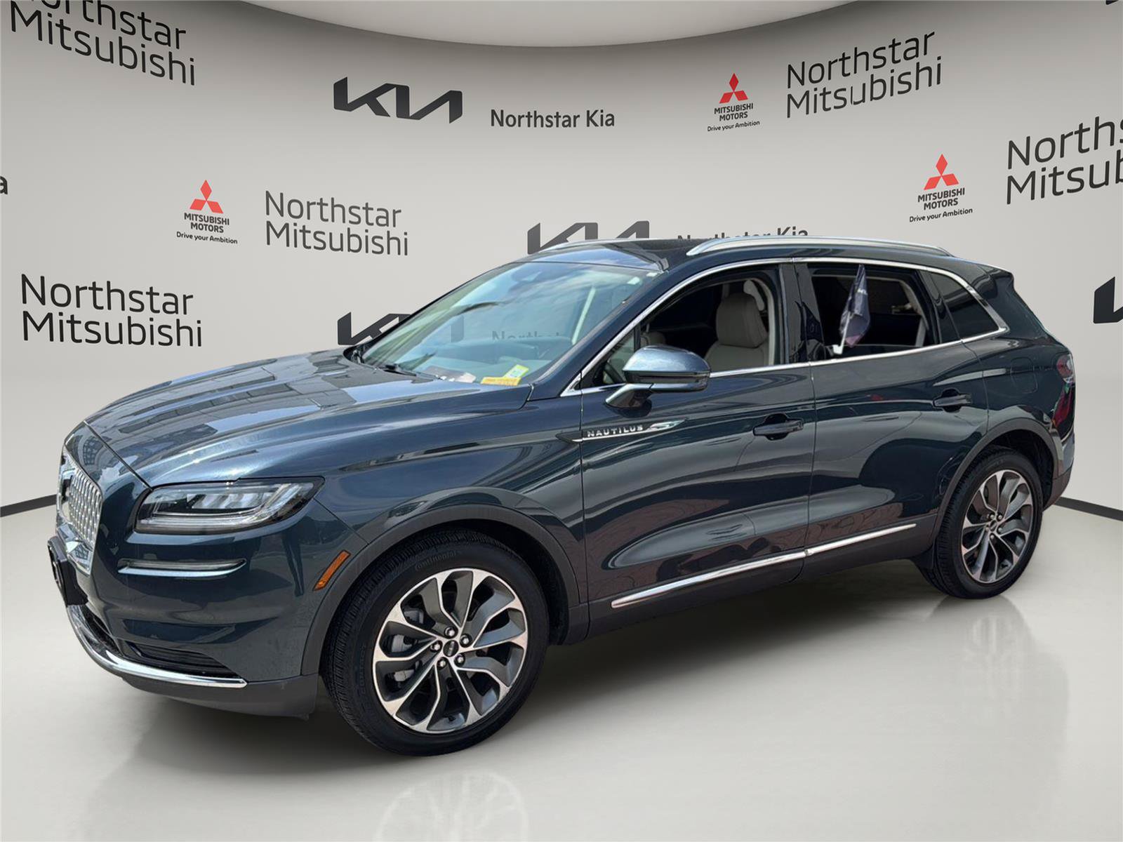 Used 2023 Lincoln Nautilus Reserve AWD/4WD image 1