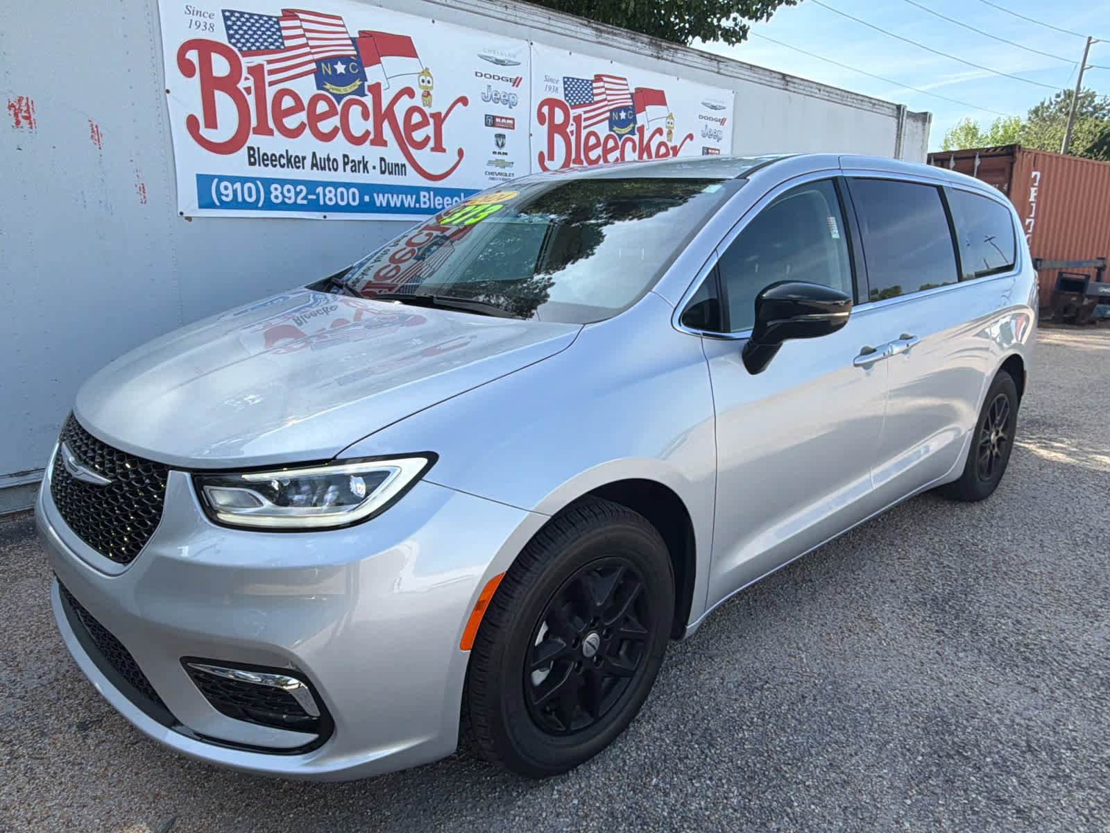 Used 2024 Chrysler Pacifica Touring-L FWD image 6