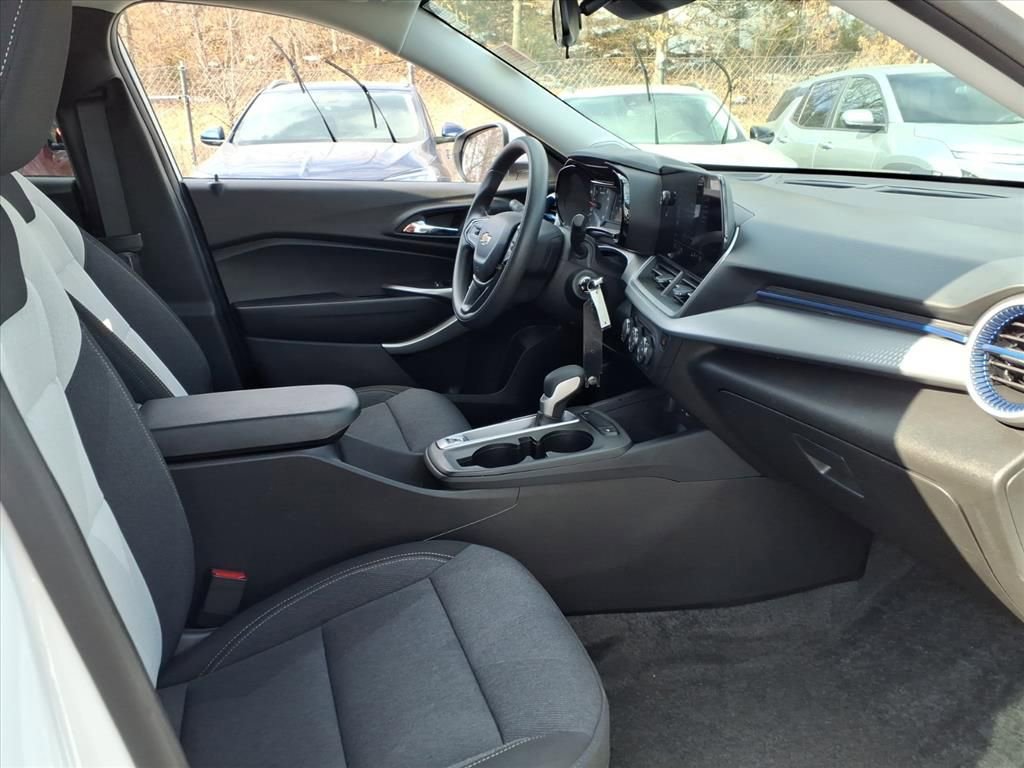 Used 2024 Chevrolet Trax LS w/ LS Convenience Package image 19