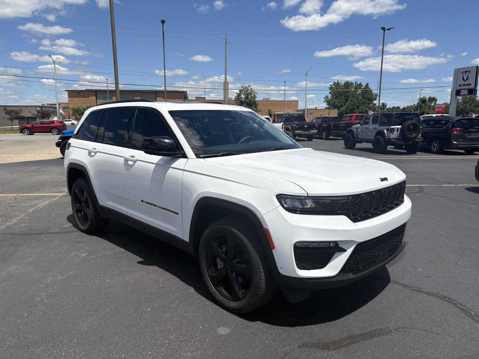 Used 2023 Jeep Grand Cherokee Limited w/ Luxury Tech Group II AWD/4WD image 2