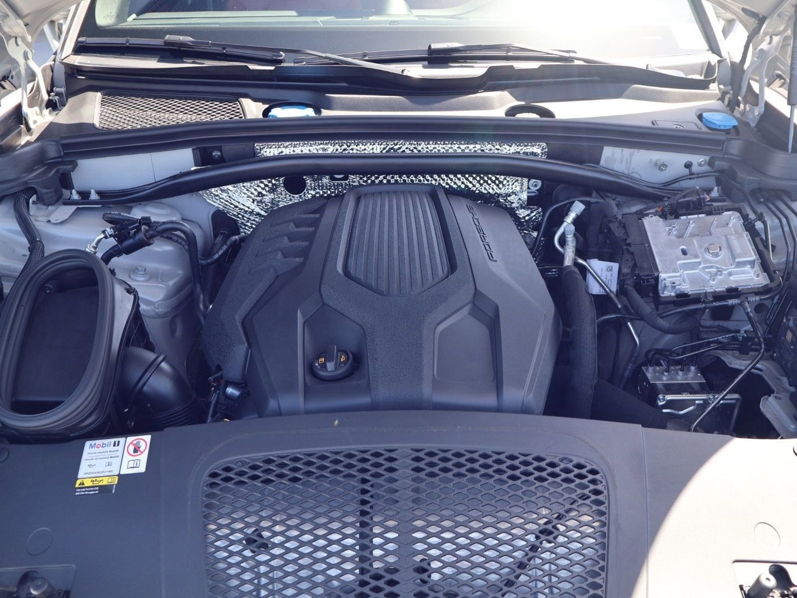 Certified 2023 Porsche Macan AWD/4WD image 26