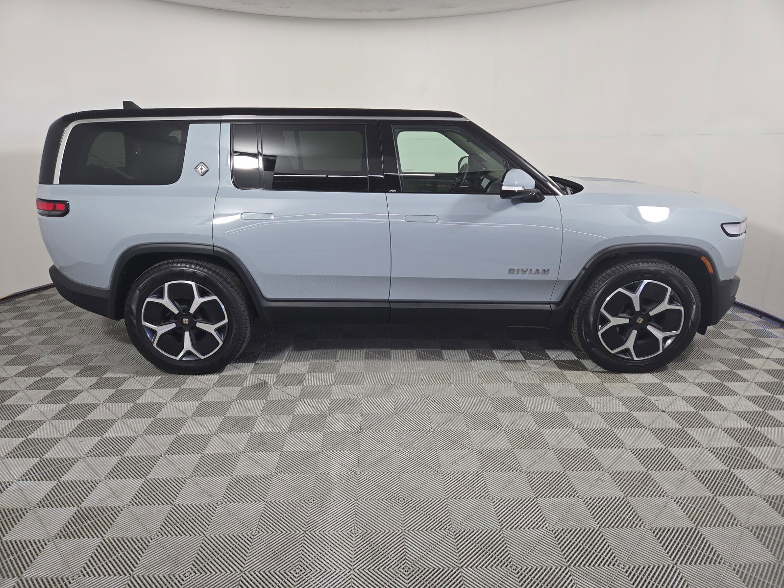 Used 2024 Rivian R1S Adventure image 6