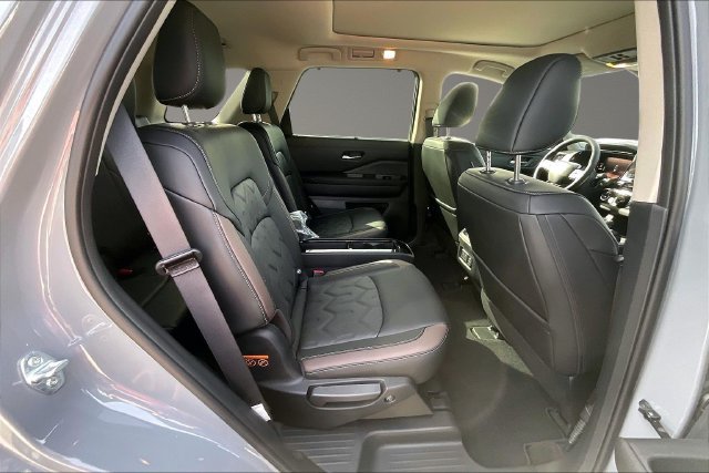 New 2026 Nissan Pathfinder Platinum w/ Lighting Package FWD image 10