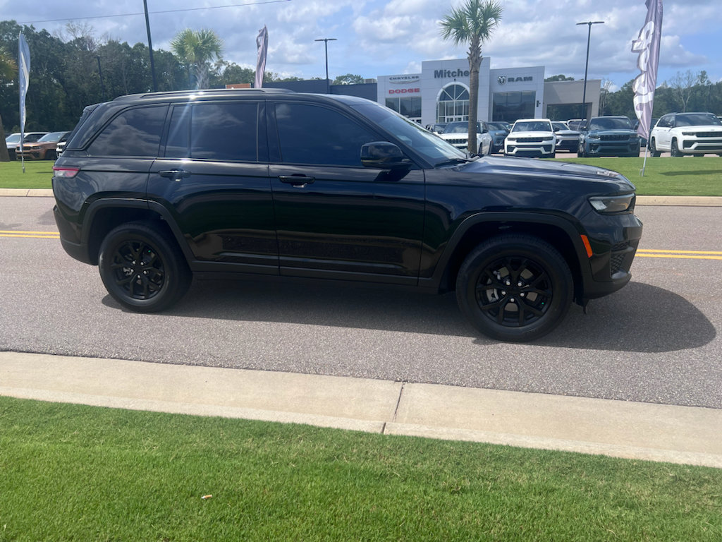 Certified 2025 Jeep Grand Cherokee Altitude RWD image 3