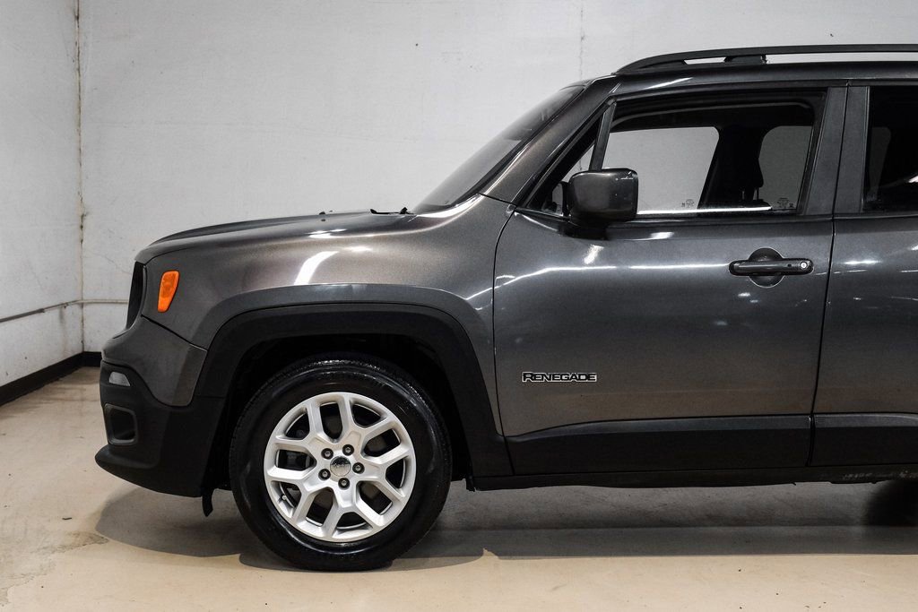 Used 2018 Jeep Renegade Latitude FWD image 16