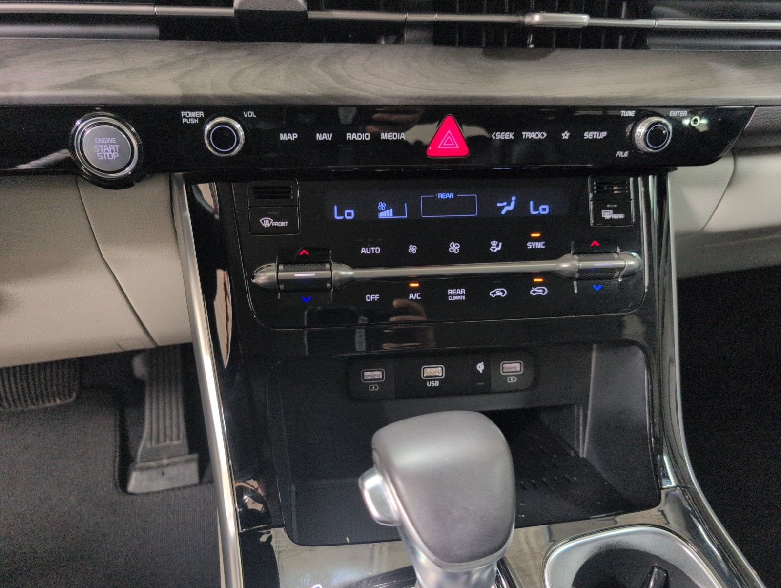 Used 2024 Kia Carnival EX FWD image 14
