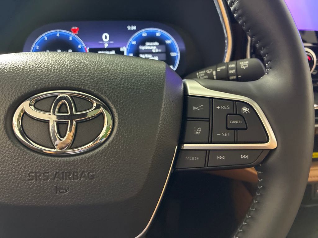Used 2025 Toyota Highlander Platinum AWD/4WD image 18