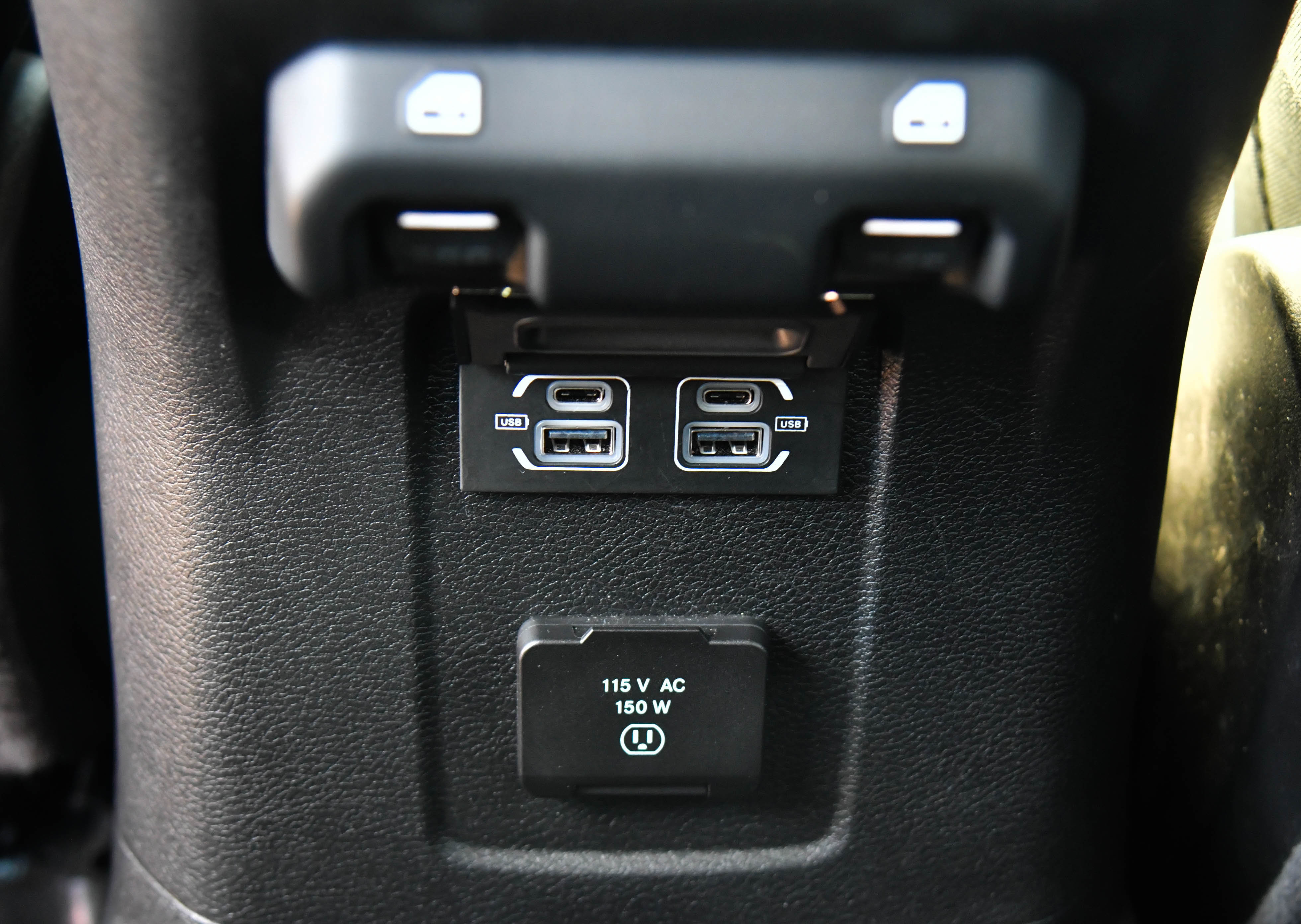 Used 2025 Jeep Wrangler Sahara image 40