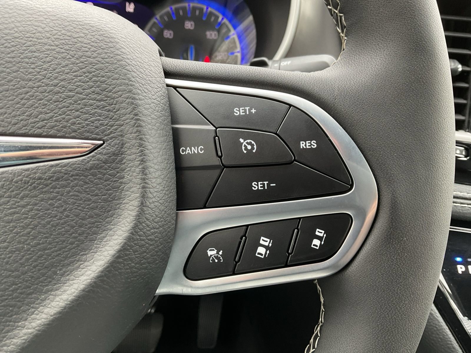 Used 2025 Chrysler Pacifica Select image 18