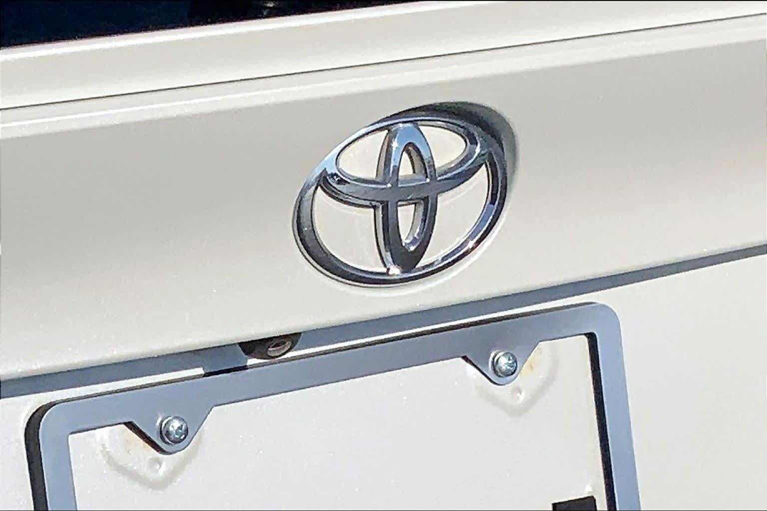 Used 2019 Toyota C-HR XLE FWD image 31