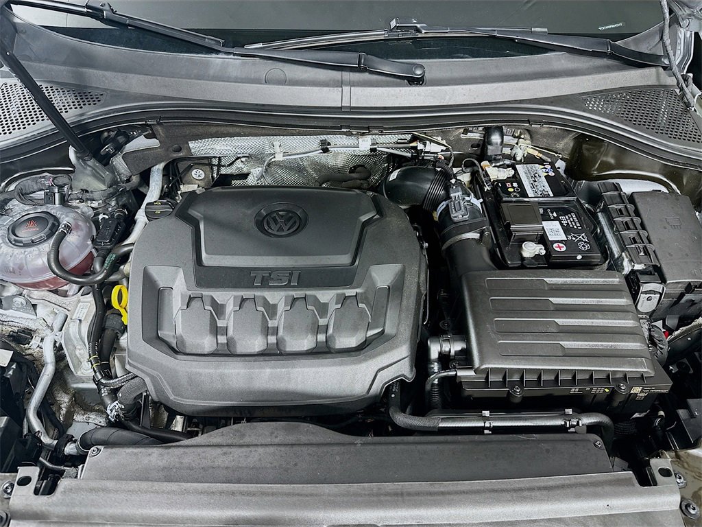 Used 2023 Volkswagen Tiguan SE R-Line image 32