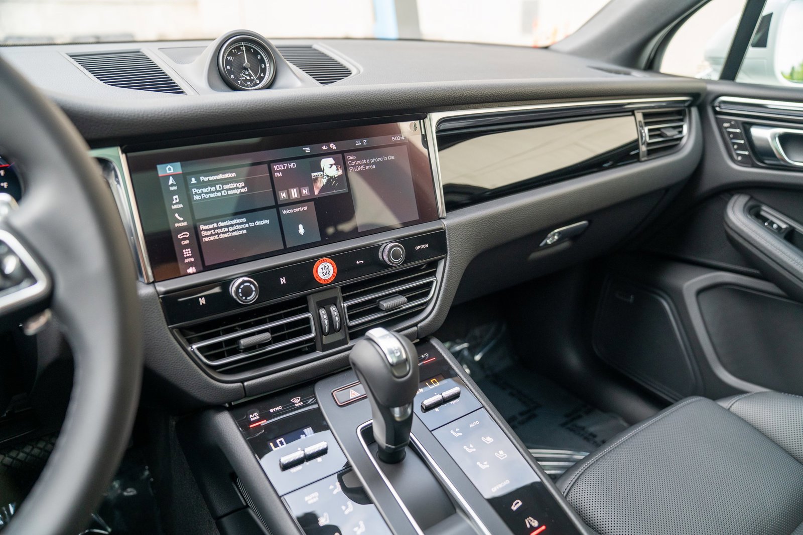 Certified 2025 Porsche Macan image 14