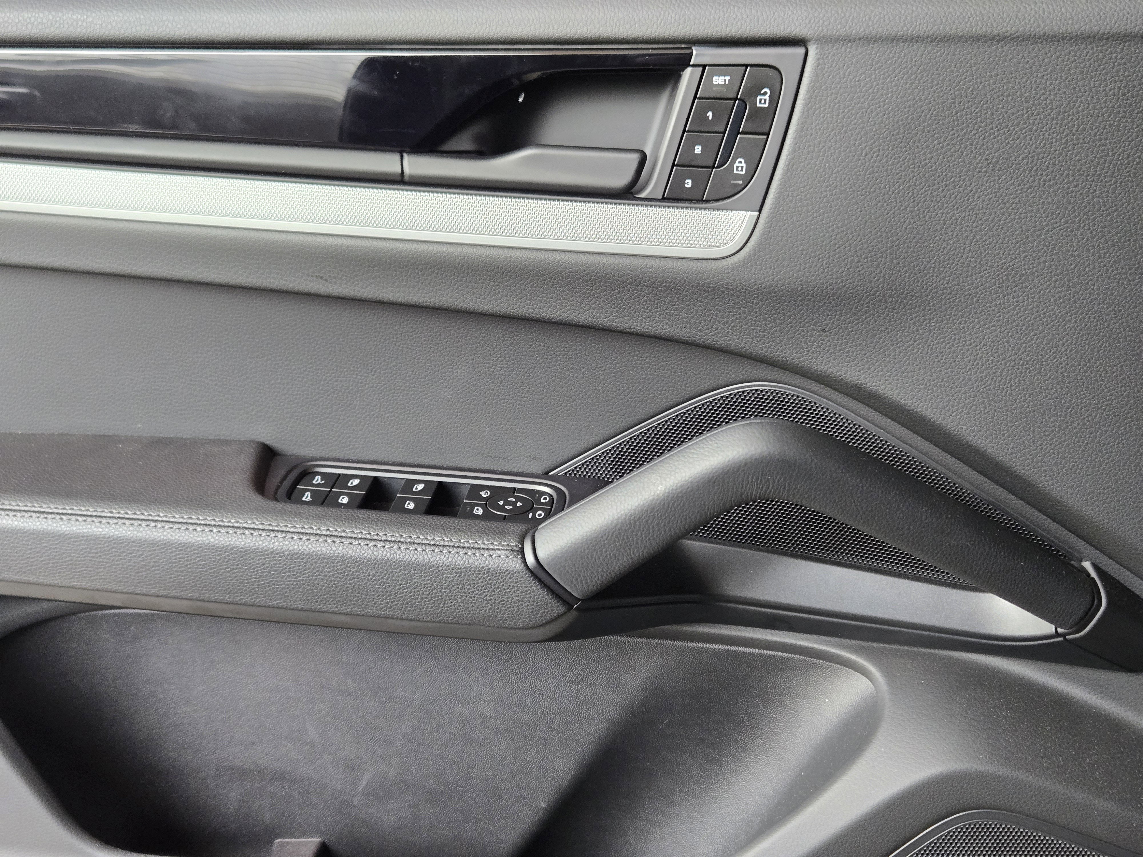 Certified 2025 Porsche Cayenne Coupe image 26