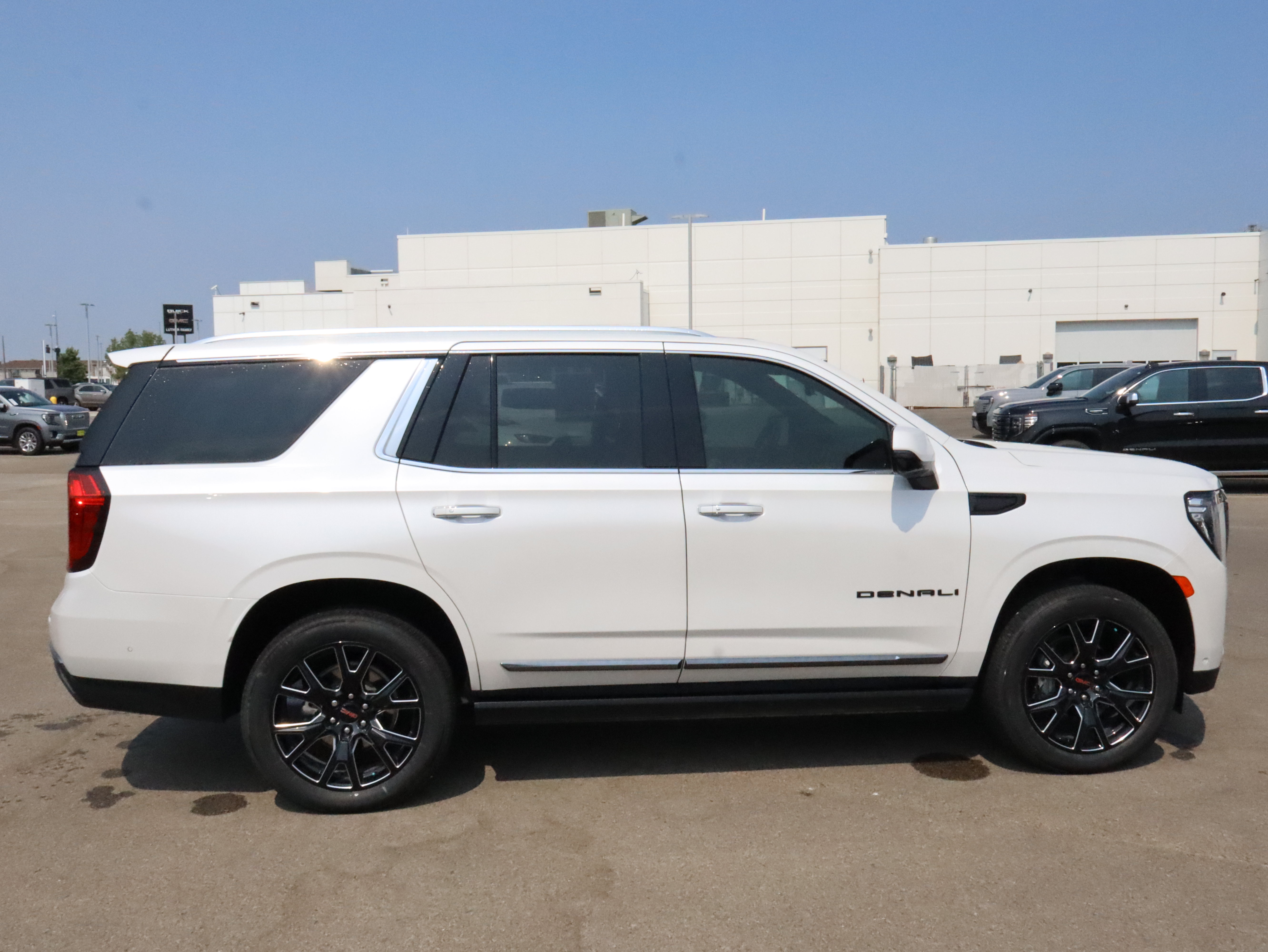 Used 2024 GMC Yukon Denali Ultimate AWD/4WD image 8